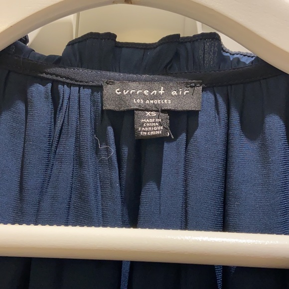 Beautiful navy silky top - Picture 4 of 5